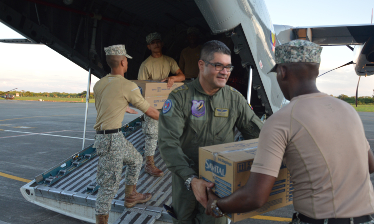 Ayuda humanitaria para Tumaco es transportada por aviones de su Fuerza Aérea Colombiana