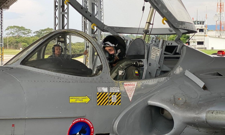 Alféreces de la Fuerza Aérea Colombiana realizan su primer vuelo solo en el CACOM 1