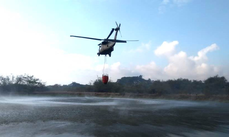 Helicópteros del Comando Aéreo de Combate No.7 se preparan ante las altas temperaturas en la ciudad de Cali