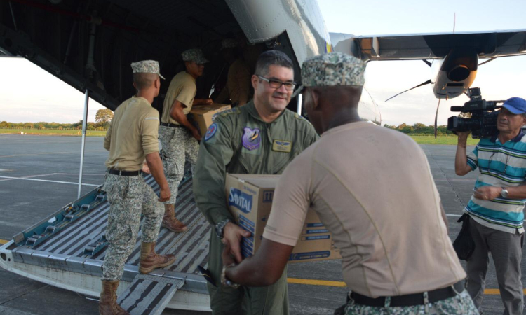Ayuda humanitaria para Tumaco es transportada por aviones  de su Fuerza Aérea Colombiana