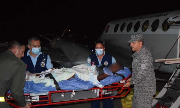 Menor de edad, víctima de mina antipersona, es trasladado en avión medicalizado por la Fuerza Aérea Colombiana