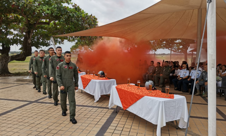 Alféreces de la Fuerza Aérea Colombiana realizan su primer vuelo solo en el CACOM 2.