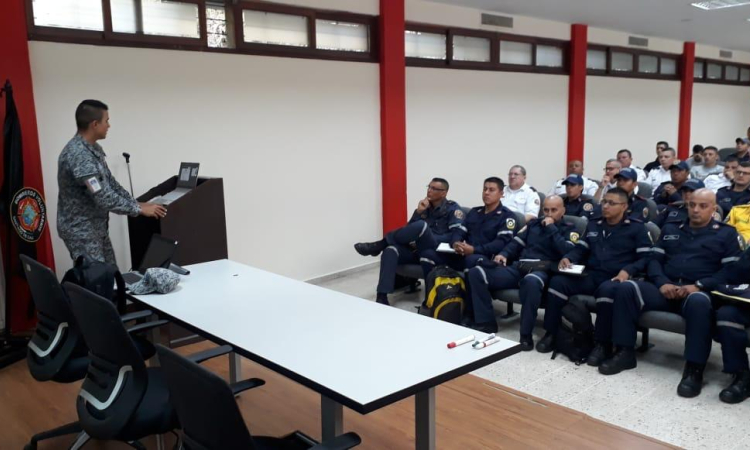 Fuerza Aérea Colombiana y entidades de socorro se preparan para combatir emergencias en el suroccidente del país