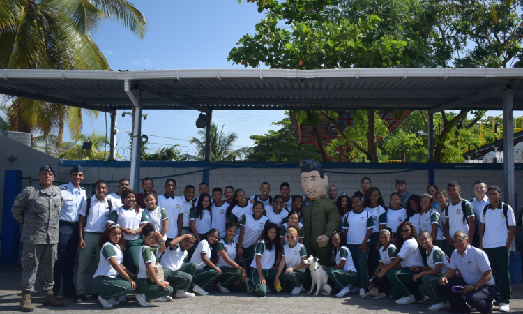  Con “Así se va a las estrellas” jóvenes de la Isla de San Andrés conocen las capacidades de la Fuerza Aérea Colombiana