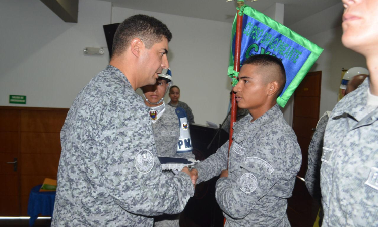 Con el apoyo de su Fuerza Aérea Colombiana soldados se gradúan como bachilleres