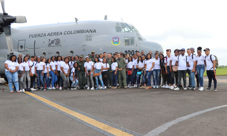 Fuerza Aérea Colombiana transporta esperanza a jóvenes  nariñenses