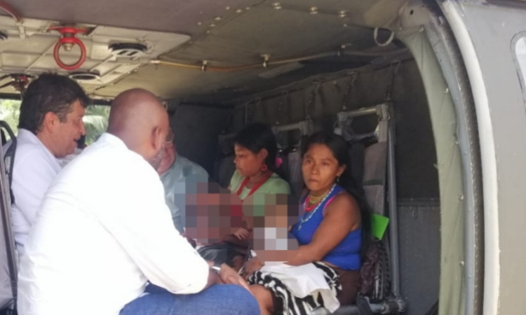 Niños indígenas en grave estado de salud fueron transportados en un helicóptero de la Fuerza Aérea hasta Quibdó