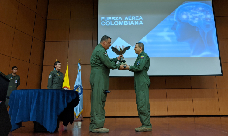 El Comando Aéreo de Combate No.7 recibe el Trofeo de Seguridad Operacional