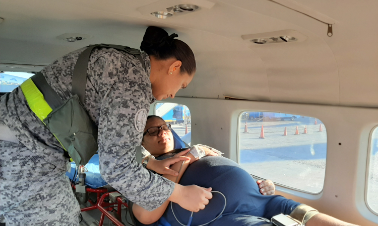 Mujer en estado de embarazo es trasladada por la Fuerza Aérea Colombiana 