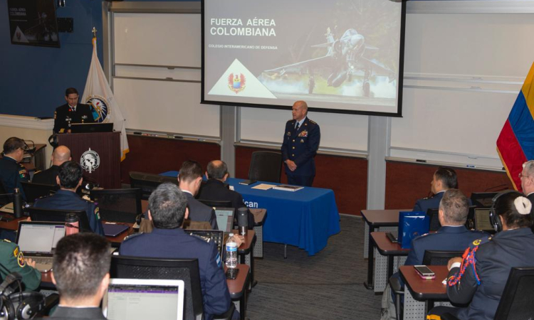 En visita al Colegio Interamericano de Defensa, en Estados Unidos, Comandante de su Fuerza Aérea Colombiana realiza conferencia magistral.