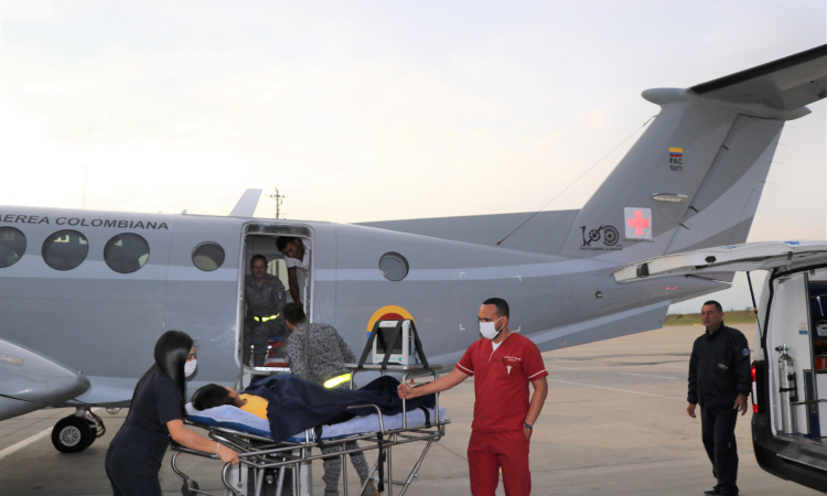 Mujer en estado de embarazo es trasladada por su Fuerza Aérea Colombiana