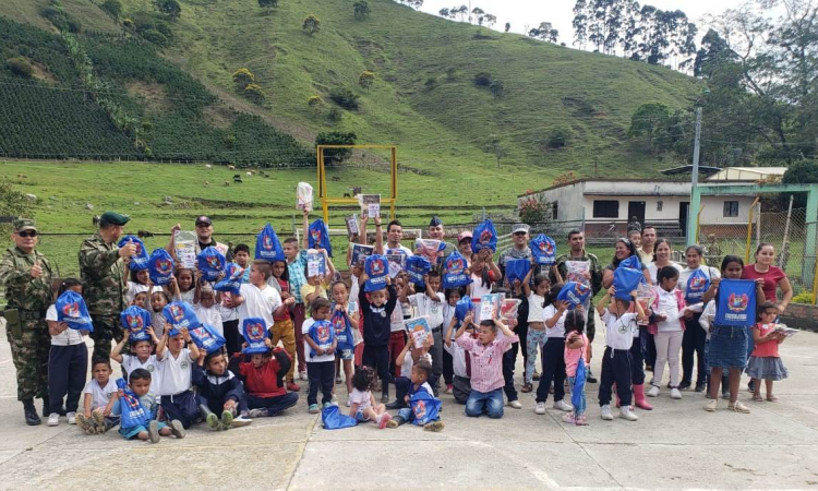 75 niños de Planadas, Tolima,  recibieron kits escolares por parte de su Fuerza Aérea Colombiana.
