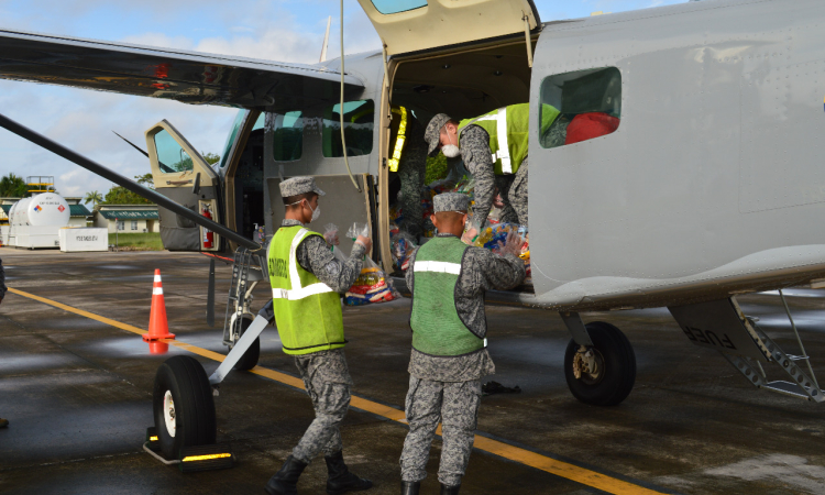 Canastas nutricionales son transportados por su Fuerza Aérea al corregimiento de La Pedrera