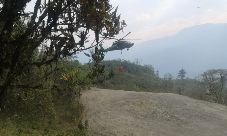 Helicóptero de la Fuerza Aérea realiza extinción de incendio en Boyacá