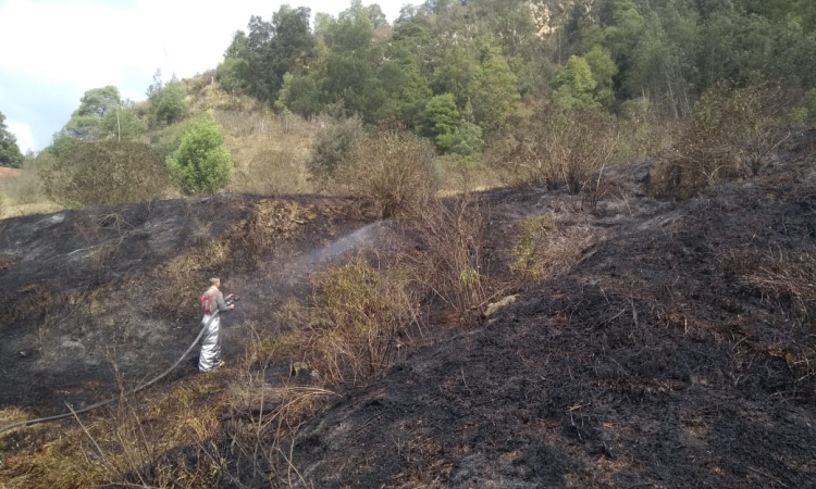 Bomberos del Comando Aéreo de Mantenimiento atendieron incendio forestal en el Cerro Casablanca de Madrid