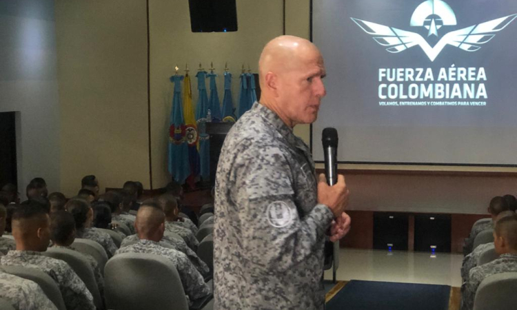 Comandante de la Fuerza Aérea Colombiana comparte sus experiencias de seguridad en ESUFA