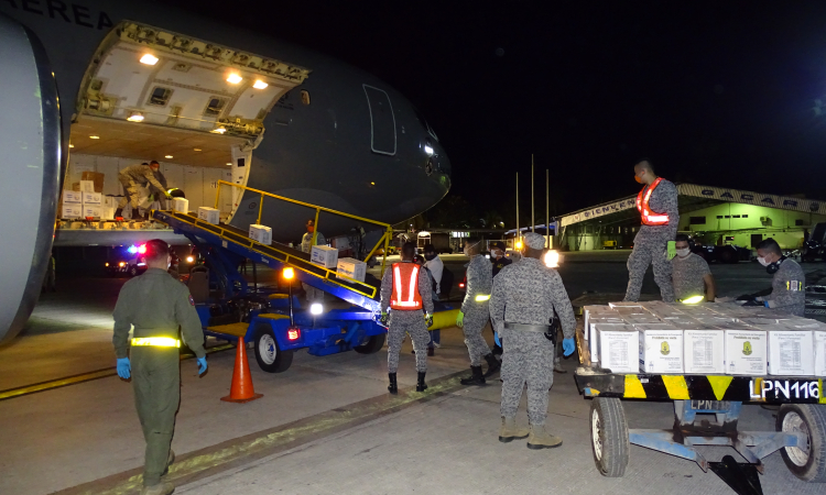 10 toneladas de ayuda humanitaria llegan a Isla de San Andrés a bordo de un avión de su Fuerza Aérea