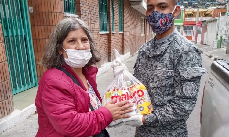 30 familias beneficiadas por ayuda humanitaria de su Fuerza Aérea Colombiana