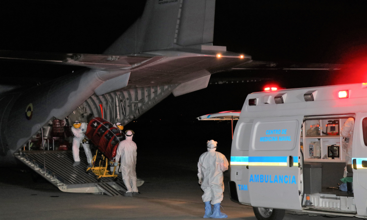 Aeronaves de su Fuerza Aérea son adaptadas para trasladar pacientes con Covid-19, desde regiones apartadas de Colombia.