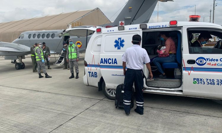 Avión ambulancia de su Fuerza Aérea Colombiana traslada a  bebé de 11 meses 