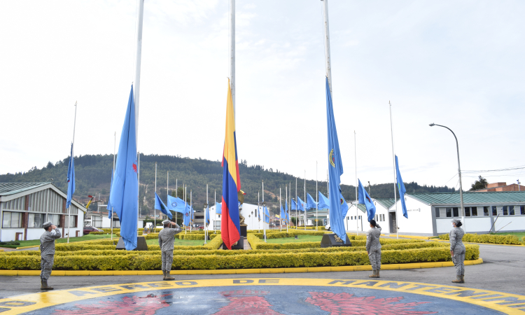 Con banderas a media asta se conmemora el Día Nacional de la Memoria y Solidaridad con las Víctimas del Conflicto Armado