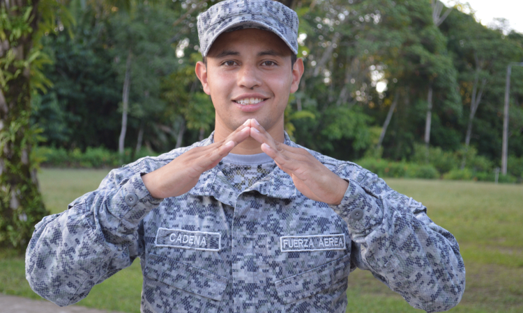 Con orgullo, soldado seguirá portando el uniforme de su Fuerza Aérea Colombiana