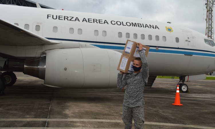 Avión presidencial FAC 0001 transporta ayuda humanitaria hacia el Amazonas