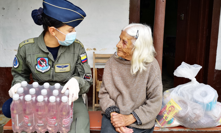 Abuelitos recibieron mercados en la puerta de su casa gracias a la Fuerza Aérea Colombiana