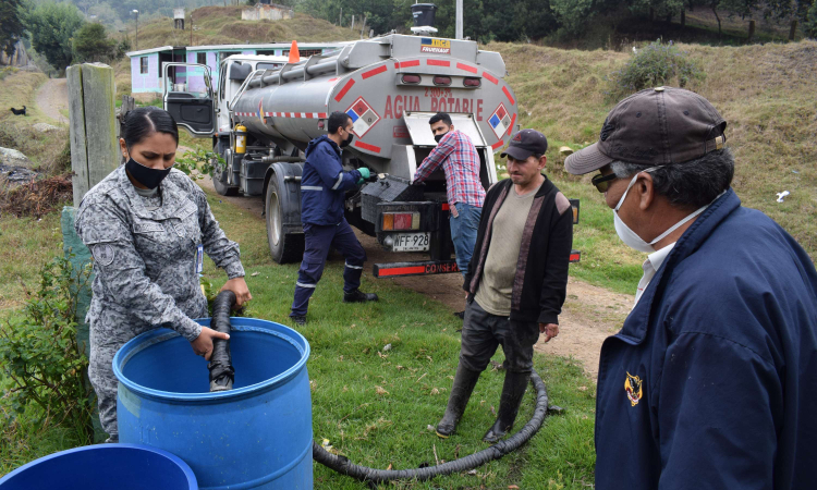 La Fuerza Aérea Colombiana abastece con galones de agua a veredas de Zipacón Cundinamarca 