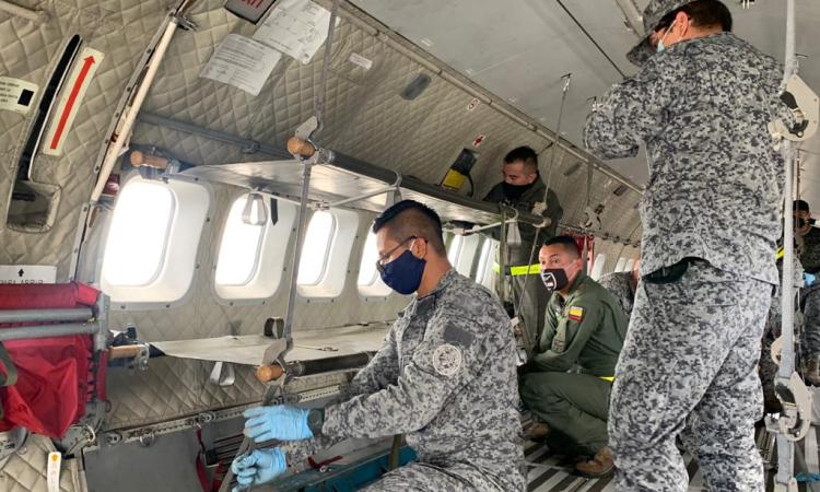Aeronave de su Fuerza Aérea Colombiana se adapta para trasladar pacientes con Covid-19 desde Leticia.