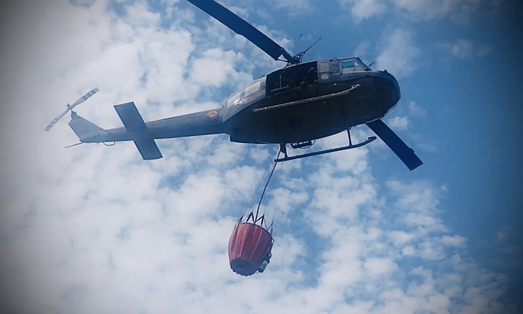 Helicóptero de su Fuerza Aérea ayudó a controlar  incendio en el cerro de Piringallo, Cundinamarca.