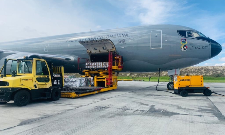 Su Fuerza Aérea transporta canastas nutricionales y refuerzos médicos hacia el Amazonas en apoyo a la lucha contra el Covid-19
