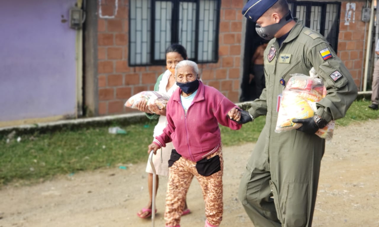 Una vez más su Fuerza Aérea Colombiana apoya a barrios vulnerables durante esta crisis sanitaria. 