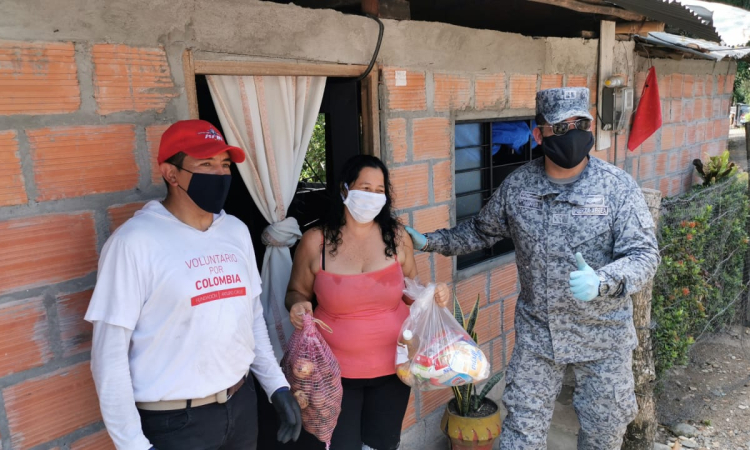 Familias de Purnio, Caldas, fueron visitadas por su Fuerza Aérea Colombiana