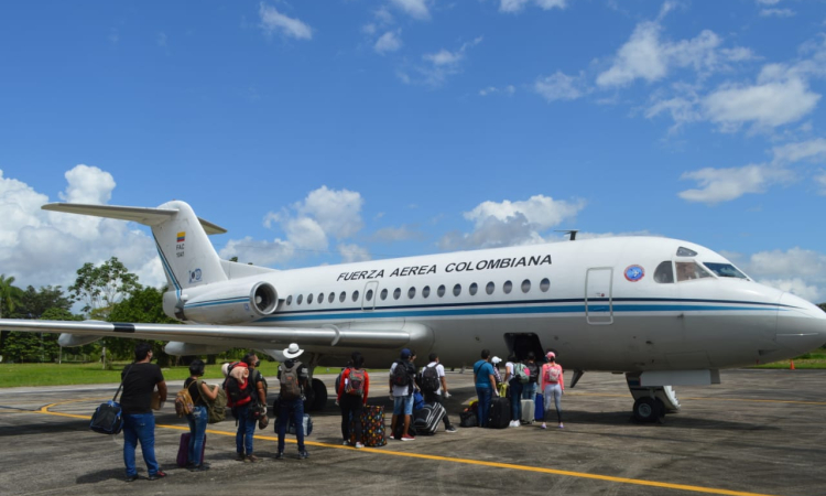 Vuelo humanitario de su Fuerza Aérea transporta a jóvenes estudiantes hasta el Putumayo