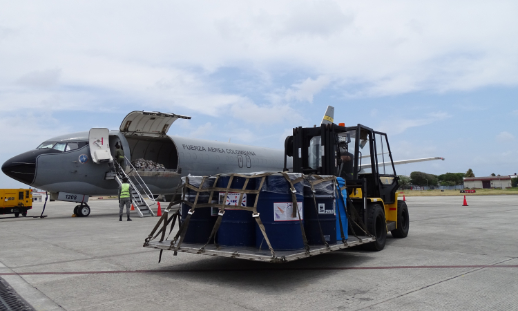 Su Fuerza Aérea realiza el traslado de materiales para la instalación de la UCI del Hospital de San Andrés