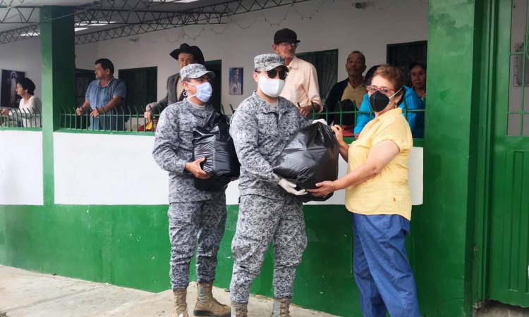 Abuelitos de Icononzo reciben ayudas de su Fuerza Aérea Colombiana