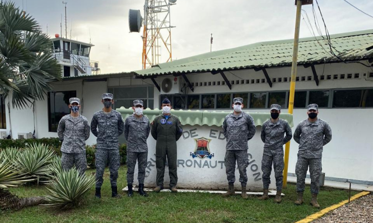 Alféreces de la Fuerza Aérea Colombiana se capacitan en especialidades del cuerpo vuelo