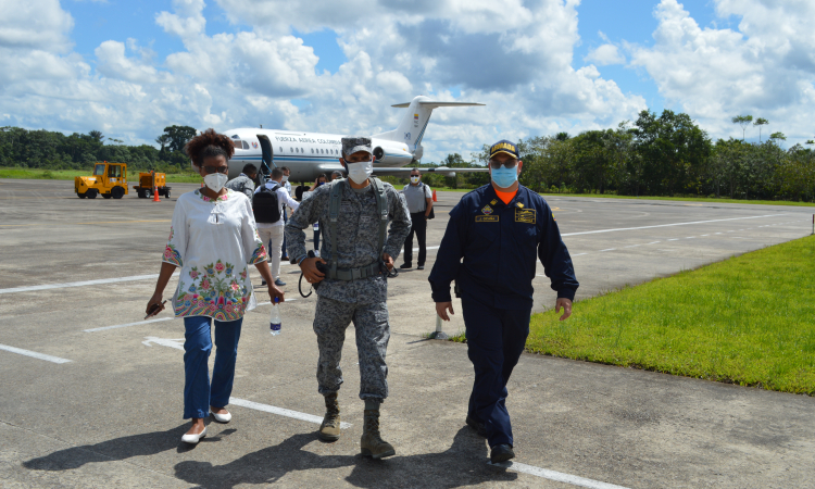 Ministra de Ciencia, Tecnología e innovación fue transportada por su Fuerza Aérea hacia el Amazonas