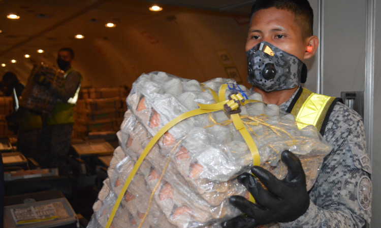 Toneladas de alimentos siguen siendo transportados por su Fuerza Aérea Colombiana para el Amazonas
