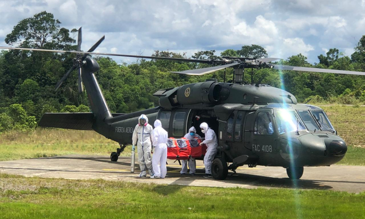 Helicóptero UH-60 Black Hawk se adapta para el traslado de pacientes con COVID-19