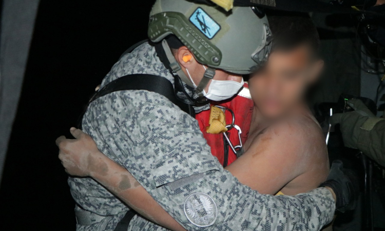 En operación aérea nocturna fue rescatado menor de edad atrapado por creciente del río Humadea