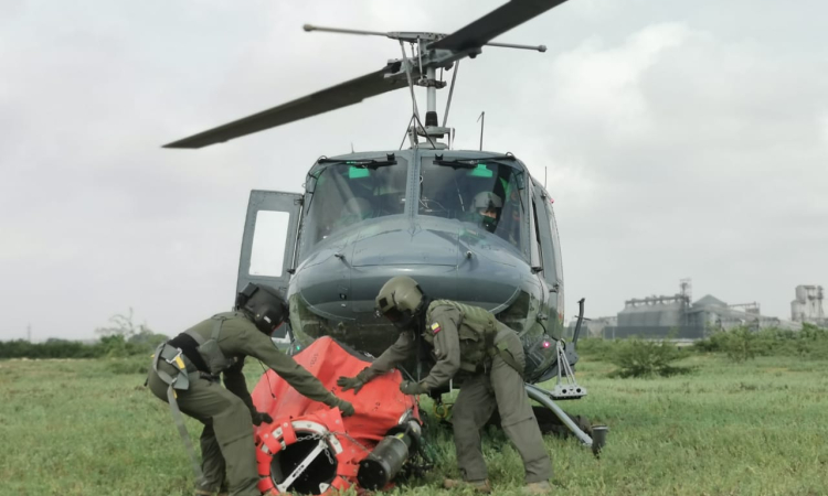 Helicóptero de la Fuerza Aérea Colombiana apoya la extinción de incendio en Isla Salamanca