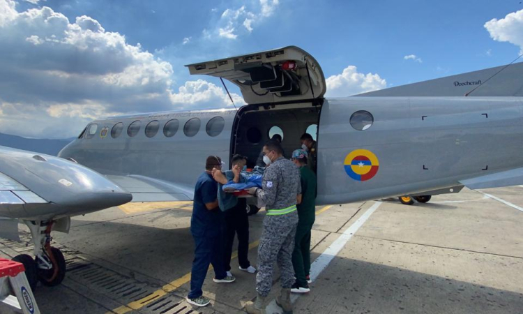 Aeronaves de su Fuerza Aérea salvan la vida de adulto mayor en Tumaco, Nariño