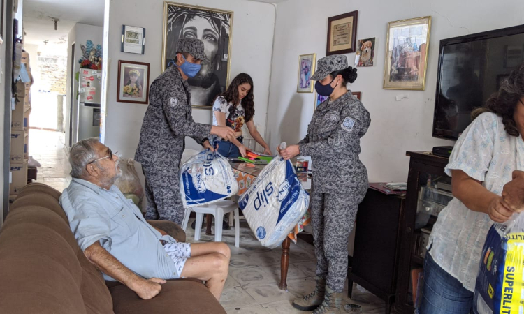 Familia vulnerable de Cali recibe apoyo de su Fuerza Aérea Colombiana