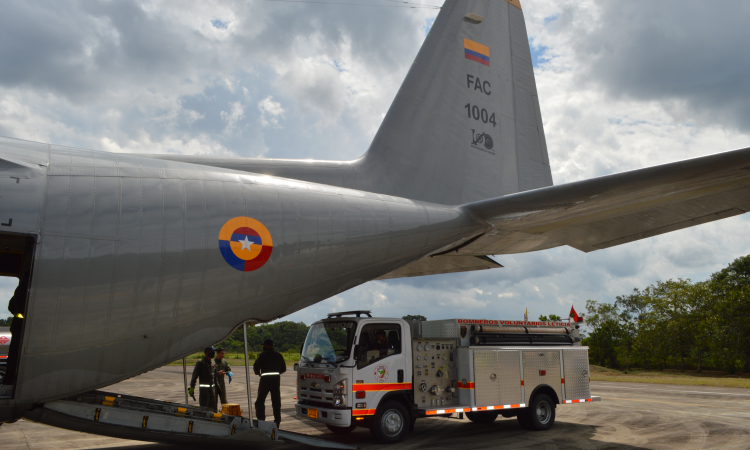 Vehículo cisterna que fortalecerá al Cuerpo de Bomberos del Amazonas fue transportado por su Fuerza Aérea