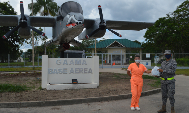 Kits de bioseguridad para odontólogos del Amazonas, son transportados por su Fuerza Aérea 
