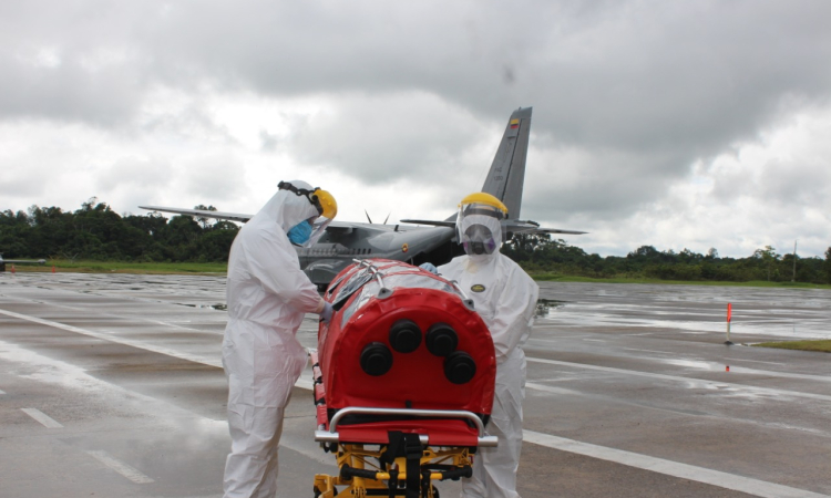Paciente con Covid-19 fue transportado en un avión medicalizado de su Fuerza Aérea desde Leticia a Bogotá