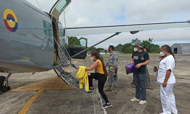 Personal de la salud fue transportado hasta área de difícil acceso del Amazonas por su Fuerza Aérea Colombiana
