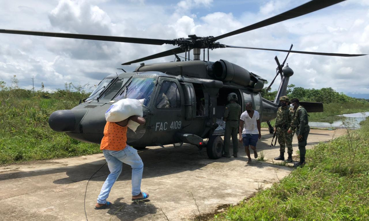 Ayuda humanitaria llegó a comunidades indígenas de Antioquia en un helicóptero de su Fuerza Aérea 